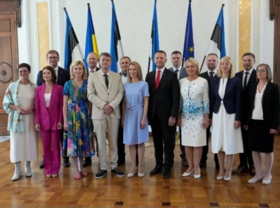 estonia s new center right govt sworn in